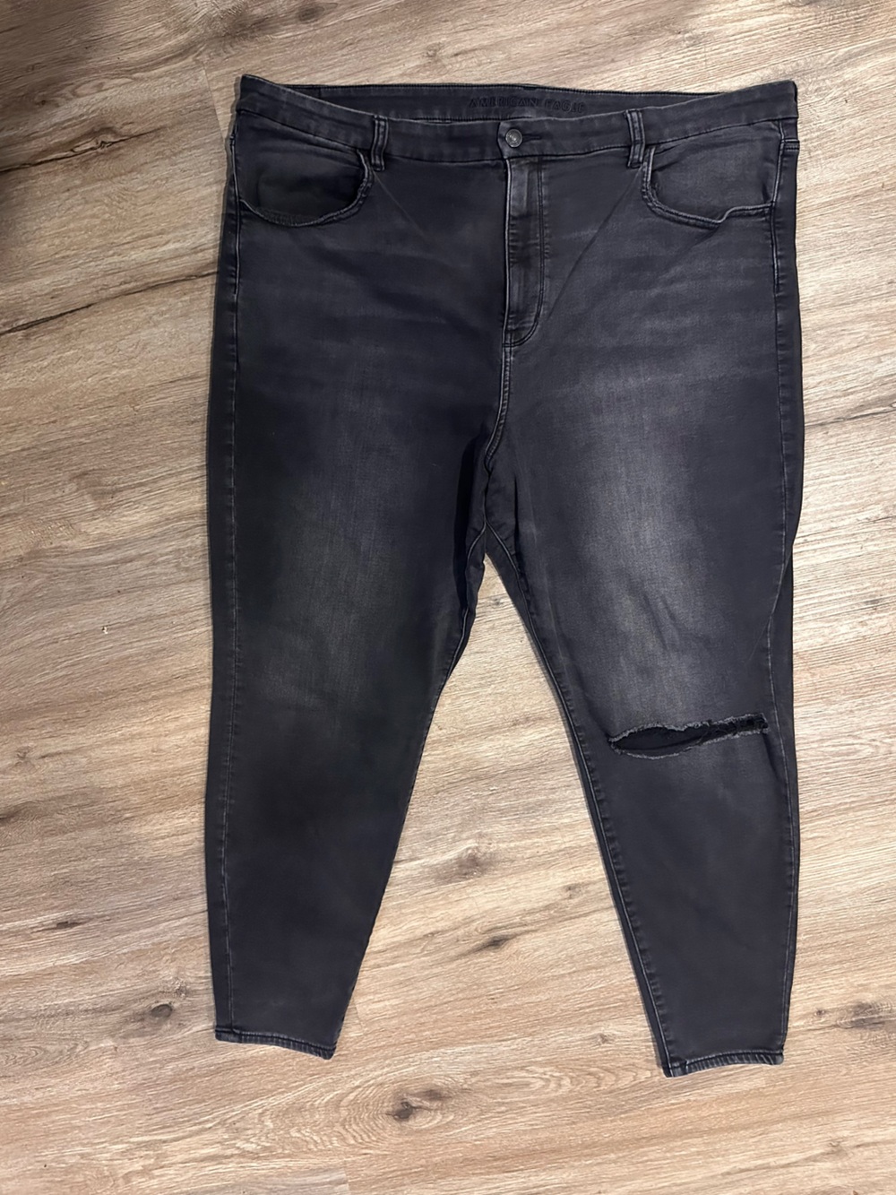 American Eagle Outfitters Women’s Black Skinny Jeans with Knee Rip